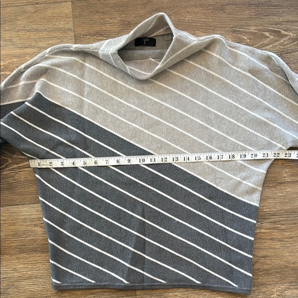 Tahari Women’s Size M Long Sleeve Gray Stripped Mock Neck Pullover Sweater - Picture 6 of 7